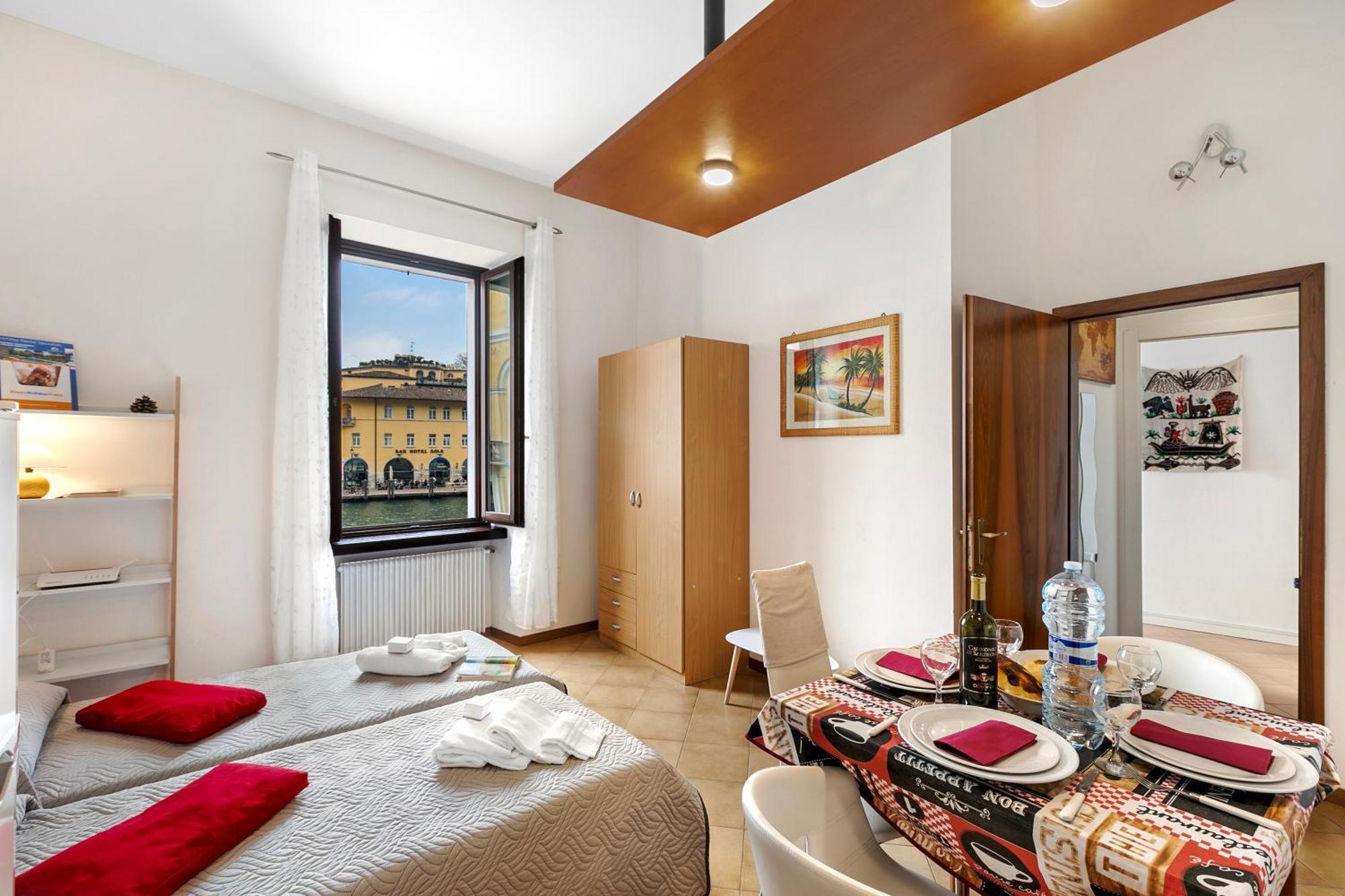 Lake View Historical Center Apartment - Happy Rentals Riva del Garda Eksteriør bilde